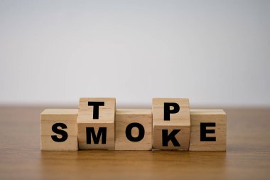 Yazdırma ekranı engelleyen tahta küpler iyi sağlık koşullarında sigara içilmesini durdurur.