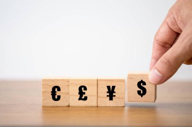 Yuan Yen Euro ve Sterling tabelasına ahşap bir küp ABD doları koymak dünyanın ana ve popüler döviz kurudur. Yatırım ve tasarruf kavramı.