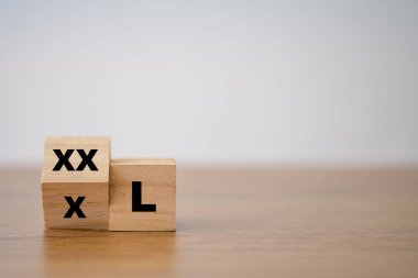 Tahta küp blokları XL 'den XXL' e yazdırılacak ekranı engelliyor. Gömlek ya da pantolon konseptini büyüt ya da genişlet.