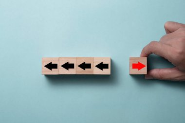 Küpleri, kırmızı okun yönünü değiştirmek için sol, sağ ve siyah okları elle yerleştirmek. Yeni iş için bozulma farklı düşünce, göze çarpma ve bireysellik. 