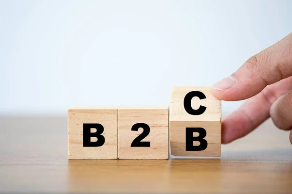 B2B 'yi B2C' ye çevirmek için tahta küp blokları çeviriyorum. İş tedarikçisi ve müşteri ilişkileri kavramı arasındaki arz değişikliği.