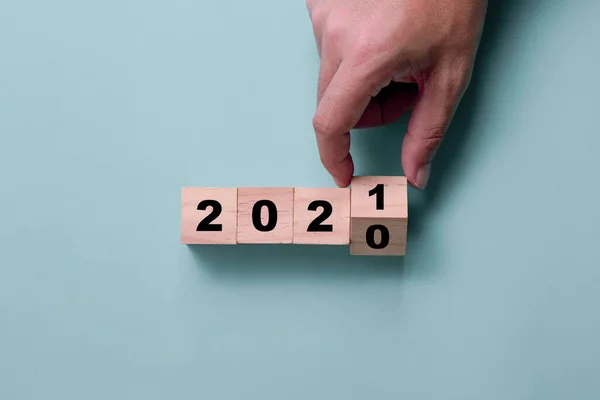 Handumklappbare Holzwürfel Blockieren Den Wechsel Von 2020 Auf 2021 Frohes — Stockfoto