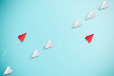 Kırmızı kağıt uçak, beyaz kağıtla çizgiyi aştı ve mavi arka planda yeni normal bir yol buldu. Yenilikçi teknolojiyi keşfetmek için kaldırma ve iş yaratıcılığı yeni bir fikir.