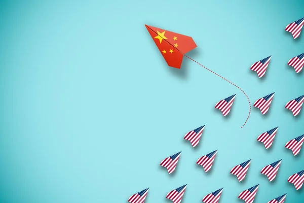 Čínská Vlajková Obrazovka Papírovém Letadle Vzlétá Není Souladu Letadlem Usa — Stock fotografie