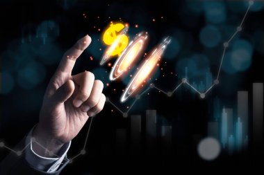 İşadamı, mavi bokeh ve koyu arkaplanlı USD dolar tabelasına geçiş izni veriyor. Amerikan doları dünyadaki ana döviz kurudur. İş konsepti.