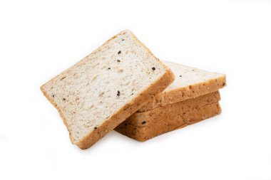 Beyaz arka planda tam buğday ekmeği tabağı. Kırpma yolu ile izole edilmiş.