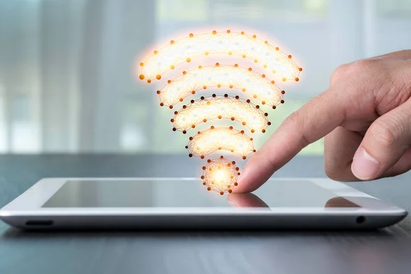 Hand Wijzend Naar Tablet Met Wifi Signaal Technologieconcept — Stockfoto