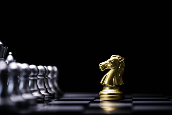Золотий Кінь Зустрічається Срібним Шаховим Ворогом Шаховій Дошці Чорному Тлі — стокове фото
