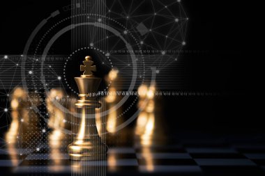Diğer satranç taşlarının önünde altın kral satranç standı. Liderlik işi takım çalışması ve pazarlama stratejisi planlama kavramı.