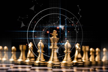 Diğer satranç taşlarının önünde altın kral satranç standı. Liderlik işi takım çalışması ve pazarlama stratejisi planlama kavramı.