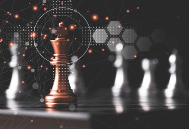 Diğer satranç taşlarının önünde altın kral satranç standı. Liderlik işi takım çalışması ve pazarlama stratejisi planlama kavramı.