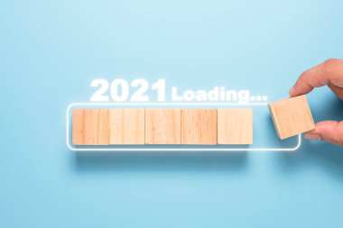 2021 'e kadar saymak ve yüklemek için tahta küpleri beyaz bloğa koyuyorum. Yeni proje ve iş konseptine başlamak için mutlu yıllar..