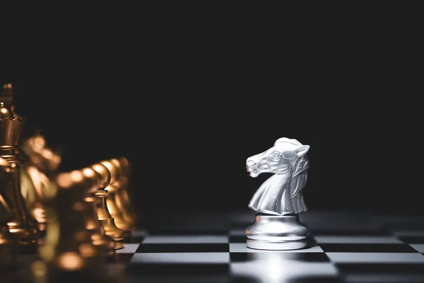 Срібний Кінь Зустрічається Золотим Шаховим Ворогом Шаховій Дошці Чорному Тлі — стокове фото