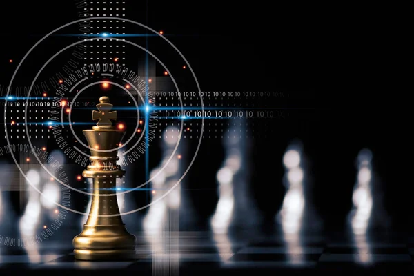 Diğer satranç taşlarının önünde altın kral satranç standı. Liderlik işi takım çalışması ve pazarlama stratejisi planlama kavramı.
