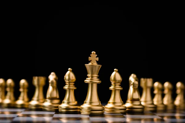 Roi Des Échecs Tient Devant Autres Pièces Échecs Leadership Business — Photo