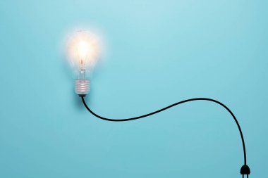 Sanal illüstrasyon kablosu ve fişle parlayan ampul. Yaratıcılık fikri ve akıllı düşünme konsepti.