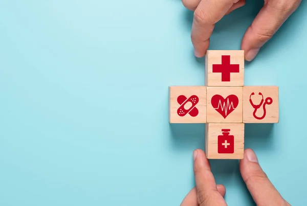 Ruční Uvedení Dřevěné Kostky Medicíny Nemocniční Ikony Modrém Pozadí Zdravotní — Stock fotografie