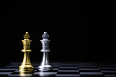 İki Altın Kral Satrancı ve Gümüş Kral Satrancı. Ticari ittifak ve pazarlama stratejisi planlama kazananı.