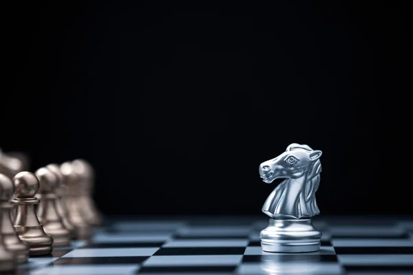Stříbrné Koňské Šachy Setkávají Zlatým Šachovým Nepřítelem Šachovnici Černém Pozadí — Stock fotografie
