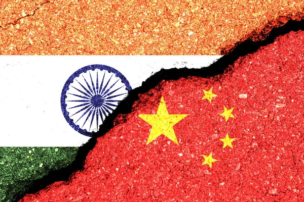 Čínská Indická Vlajková Obrazovka Nástěnných Prasklinách Symbolem Ekonomické Celní Sazby — Stock fotografie