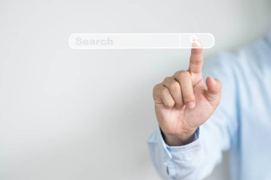 Kopya alanı ile bilgi ağı konsepti aranıyor, İşadamı elle giriş anahtar sözcüğü kullanıyor ve sanal internet arama sayfası dokunmatik ekranına tıklıyor.