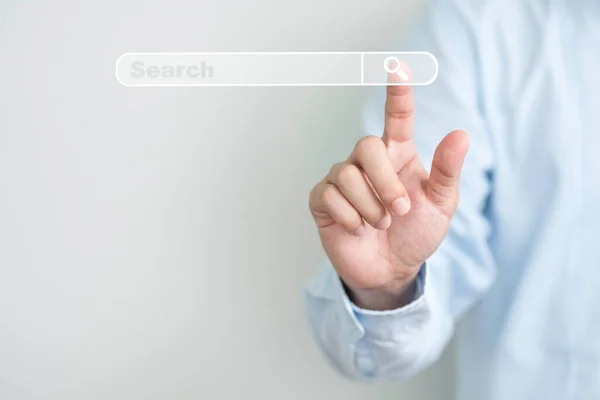 Kopya alanı ile bilgi ağı konsepti aranıyor, İşadamı elle giriş anahtar sözcüğü kullanıyor ve sanal internet arama sayfası dokunmatik ekranına tıklıyor.