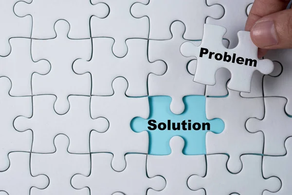 Hand Halten Und Problem Puzzle Zur Lösung Setzen Problemlösungskonzept — Stockfoto