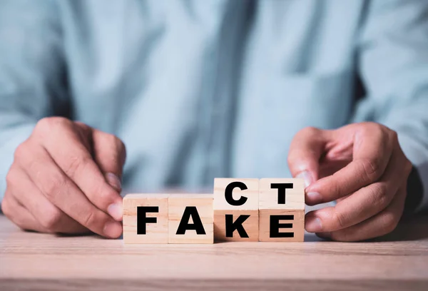 Geschäftsmann Blättert Holzwürfel Formulierungen Von Fake Fakt Ändern — Stockfoto