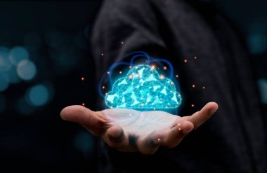 Bilgi aktarmak ve uygulama indirmek için sanal bulut bilgisayarı tutan bir iş adamı. Teknoloji dönüşümü kavramı.