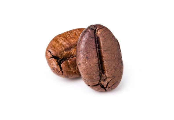 两个新鲜烘烤的深褐色阿拉伯咖啡豆 在白色背景上分离 有切碎路径 — 图库照片