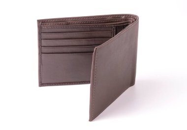 Beyaz arka planda kahverengi deri cüzdan var. Kesme yolu.