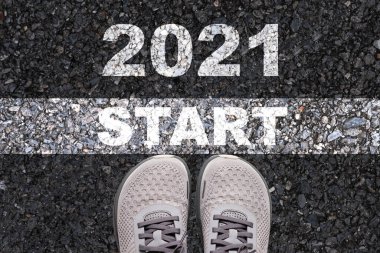 Mutlu Noeller & Yeni Yıl Kutlamaları ve yeni iş kurma konsepti, baskı ekranının başladığı yoldaki ayakkabılar ve 2021 yazı dizisi.