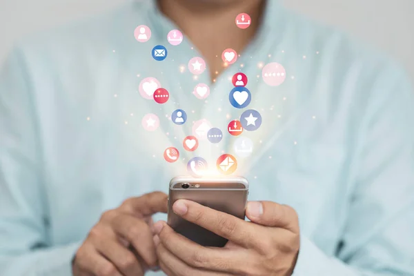 Social Media Koncepcja Marketingu Biznesmen Trzyma Biały Smartfon Pomocą Kolorowych — Zdjęcie stockowe