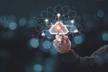 Siyah arkaplanı olan sanal bulut resmetme simgesine elle dokunmak. Bulut teknoloji sistemi, aktarım elektronik bilgileri ve uygulamaları yüklemek için paylaşım yönetimini hesaplıyor.