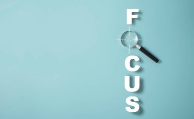 Sanal odak illüstrasyonlu büyüteç ve mavi arkaplanda kopya alanı ile ifade.