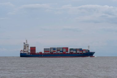 Dev gemi denizde nakliye konteynırı taşıyor..