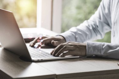 Dizüstü bilgisayar analizi kullanan işadamı, borsada kırmızı ekonomik kriz ile yatırım grafiği kullanıyor.