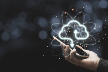 Sanal bulut bilgisayarlı akıllı telefonu elinde tutan işadamı, Cloud teknoloji sistemi transfer elektronik bilgileri ve uygulamaları indirmek için paylaşım yönetimi hesaplıyor.