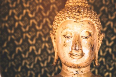 Budizm dininin tılsımları için kullanılan güneş ışığıyla altın Buda heykeli. Budizm, Çin 'de Japonya ve Güney Doğu Asya' da popüler bir bölgedir..
