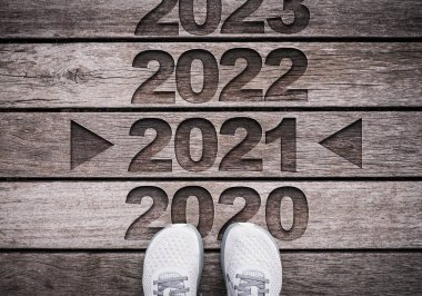 2021 'de eski ahşap ayakkabılarla oyulmuş. Mutlu Noeller ve yeni yıl konsepti..