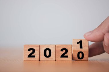 2020 'den 2021' e kadar tahta blokların el değiştirmesi. Yeni yıl ve tatil konsepti.