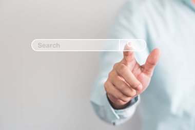 Kopya alanı ile bilgi ağı konsepti aranıyor, İşadamı elle giriş anahtar sözcüğü kullanıyor ve sanal internet arama sayfası dokunmatik ekranına tıklıyor.