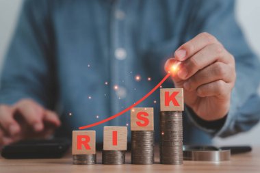 Para istifleyen işadamı, tahtadan bloklar oluşturarak risk alıyor ve finansal risk yatırım stratejisi, para yönetimi ekonomik zorluk ve iş başarısı kavramının üzerine büyüme çizgisi çiziyor