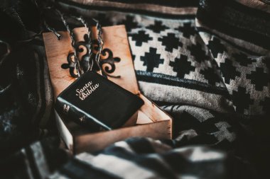 Sıcak tonlarda bir kutunun içinde küçük bir İncil.