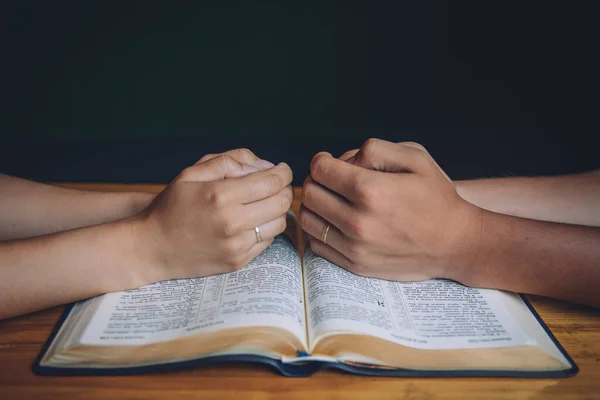 Manos Hombre Mujer Orando Sobre Biblia — Foto de Stock