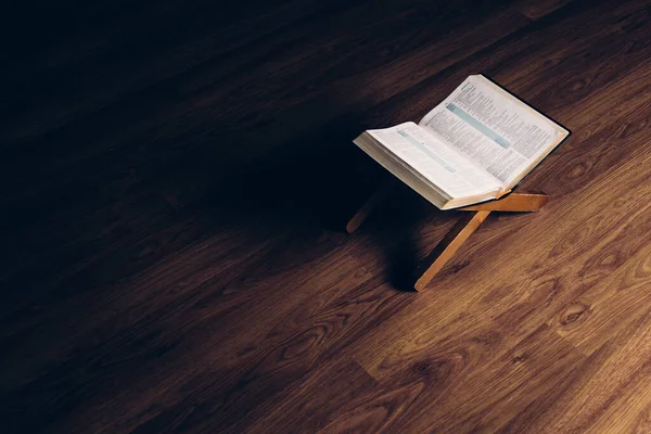 Offene Bibel Auf Einem Büchertisch Auf Schwarzem Hintergrund Mit Holzboden — Stockfoto