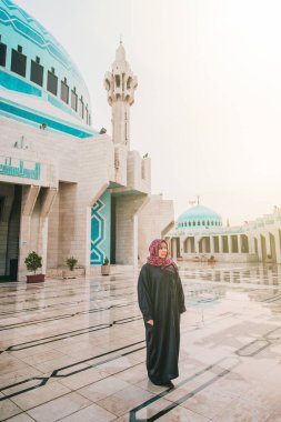 Cami dışındaki İslamcı kadın Kral Abdullah Camii.