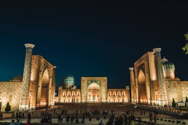 Registan Meydanı, günümüzde Özbekistan 'da bulunan Timurid İmparatorluğu' nun antik Semerkant şehrinin kalbiydi..