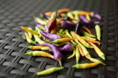 Siyah sepetin içinde çok renkli kırmızı biber.