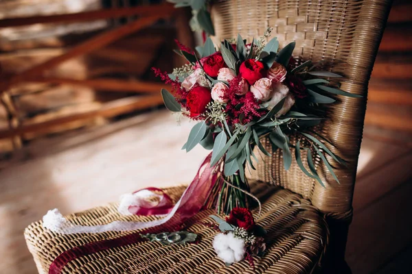 Buquê Casamento Uma Cadeira Vime Madeira Buquê Botões Vermelhos Rosa — Fotografia de Stock